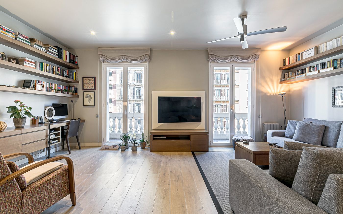Piso en venta en la Dreta de l'Eixample con 3 habitaciones y balcón, completamente reformado, Barcelona