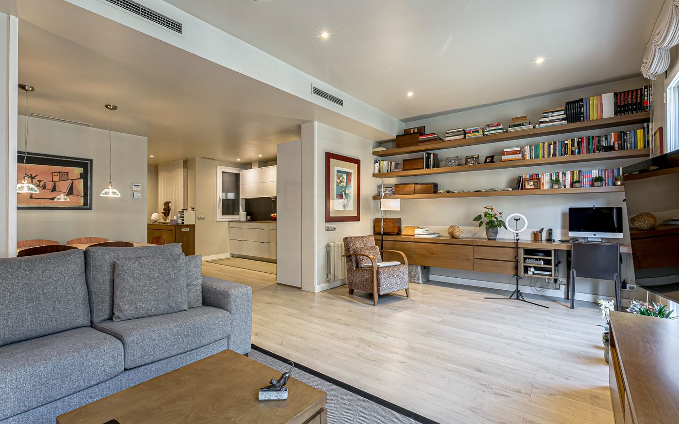 Piso en venta en la Dreta de l'Eixample con 3 habitaciones y balcón, completamente reformado, Barcelona