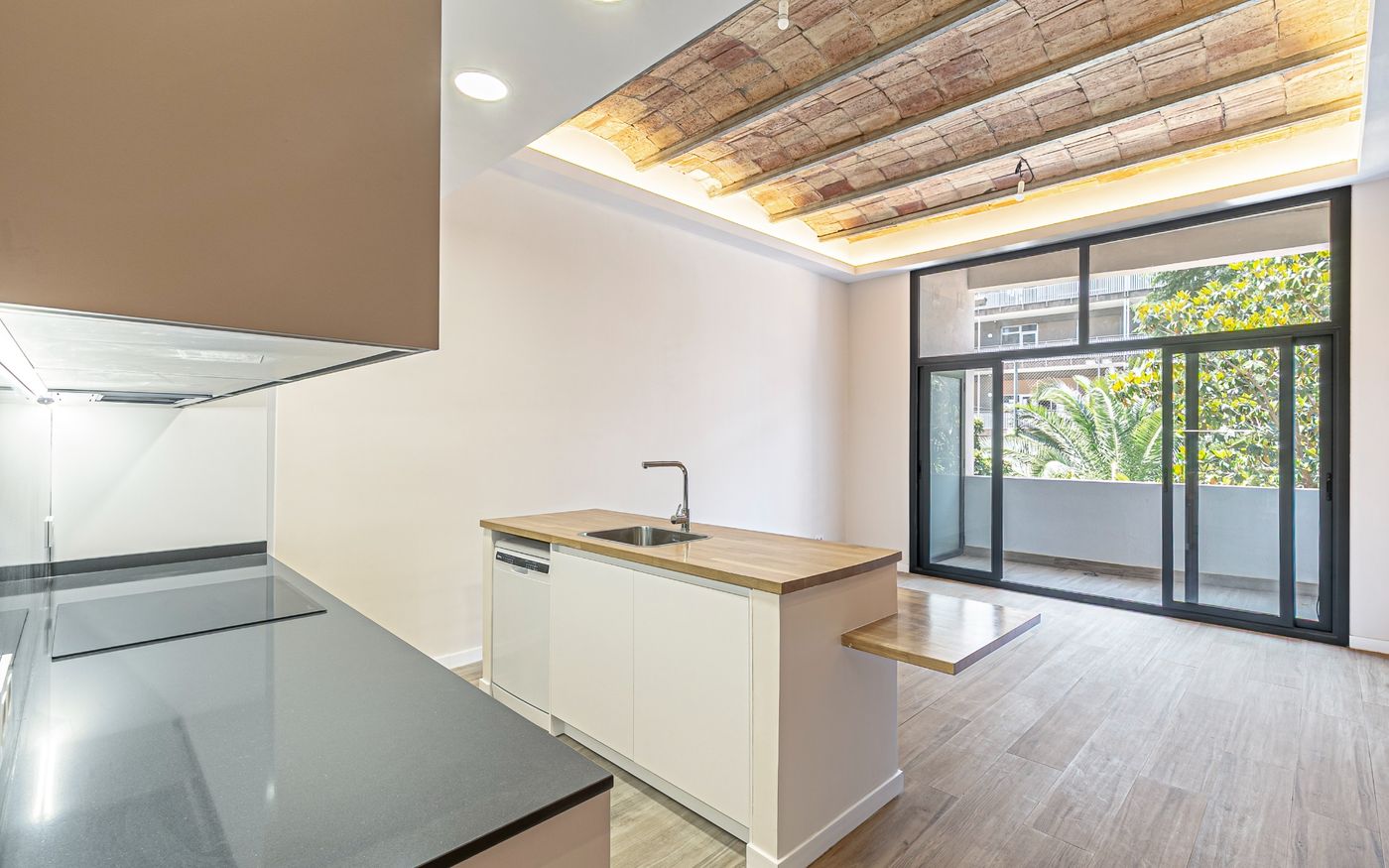 Piso en venta en Sant Andreu con 2 habitaciones y balcón, reformado a estrenar, Barcelona