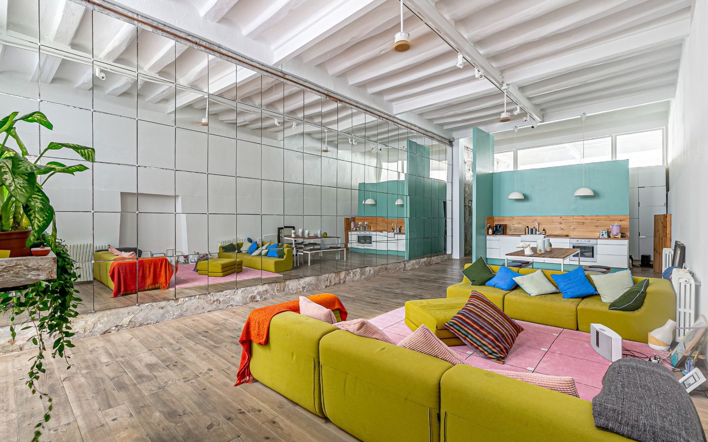 Loft en venta en el Raval con techos altos y reforma de diseño, Barcelona