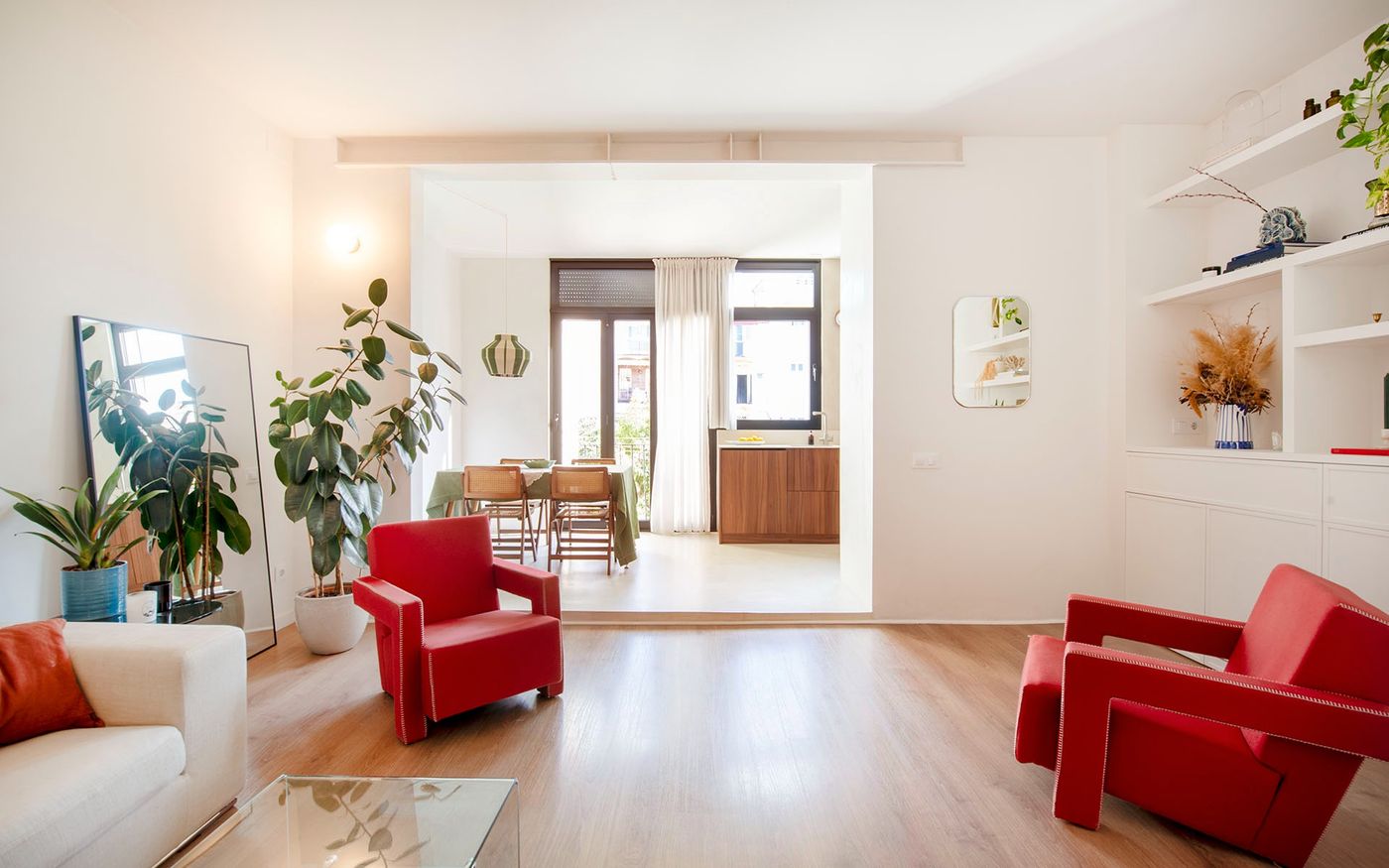 Piso en venta en Sants con 2 habitaciones y balcón, totalmente reformado, Barcelona