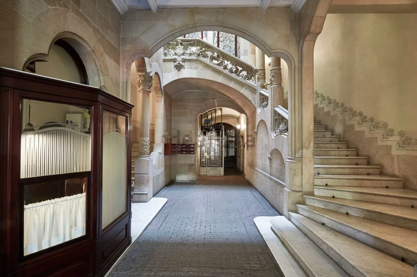 Piso en venta en la Dreta de l'Eixample con 3 habitaciones en edificio catalogado, Barcelona