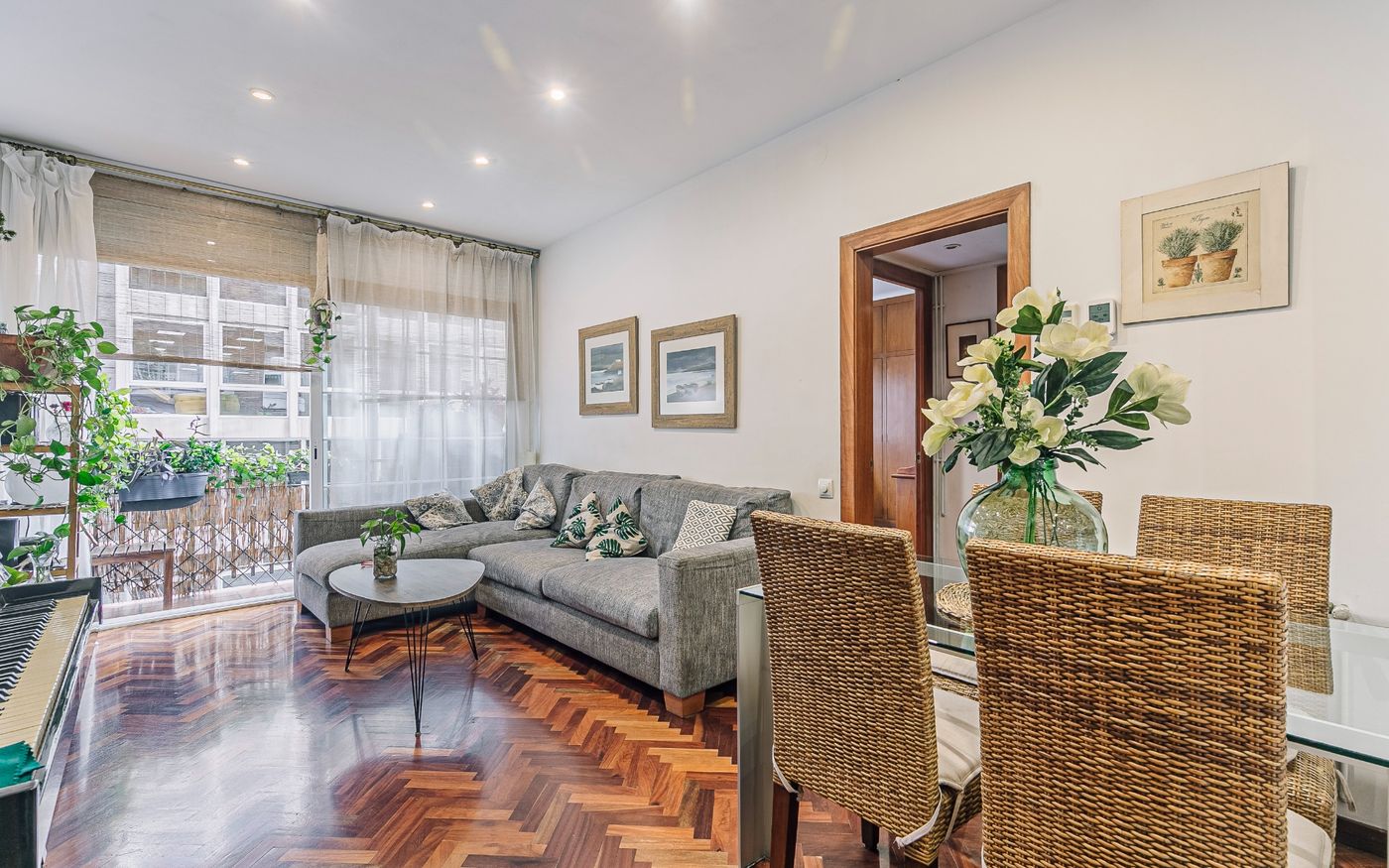 Piso en Les Corts con 3 habitaciones y balcón, Barcelona