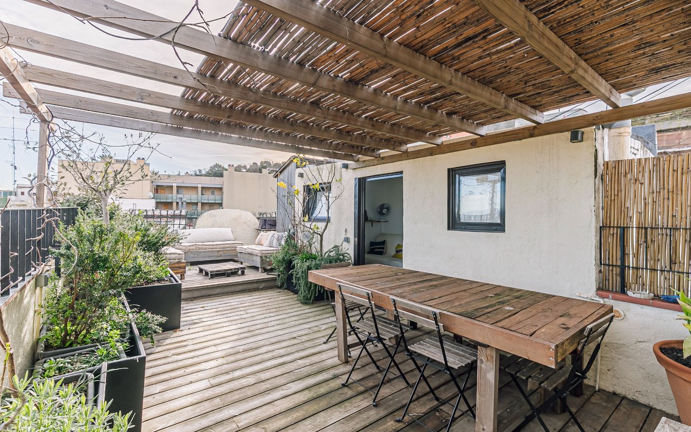 Ático en venta en el Poble-sec con 2 habitaciones y terraza con vistas, Barcelona