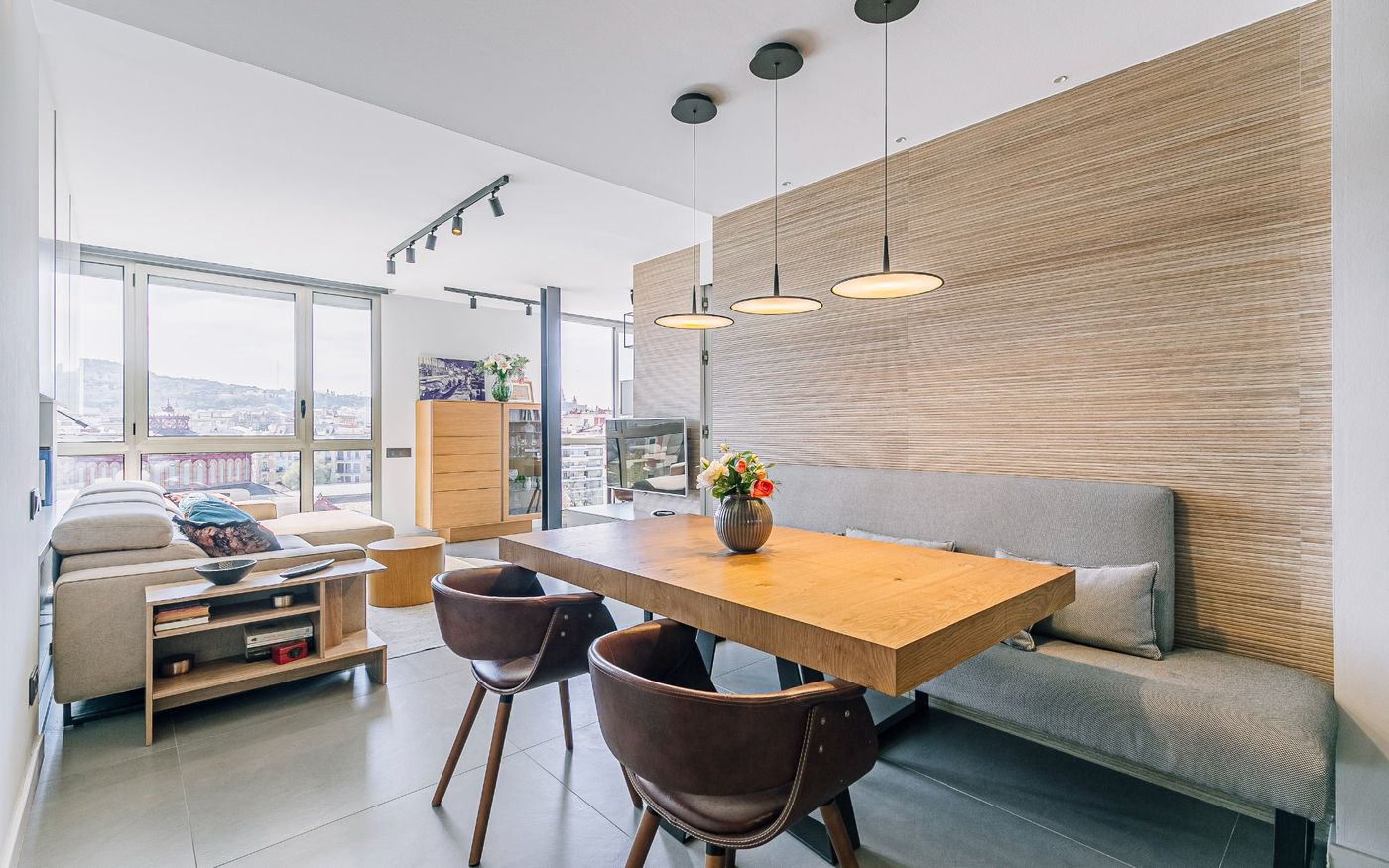 Piso en venta en Sant Antoni con 3 habitaciones y parking, Barcelona