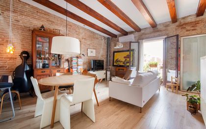 Piso reformado de 2 habitaciones en una última planta en Gràcia