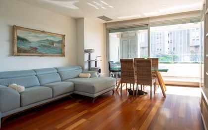 Piso en alquiler en Sant Adrià de Besòs con 2 habitaciones, terraza y piscina comunitaria, Barcelona