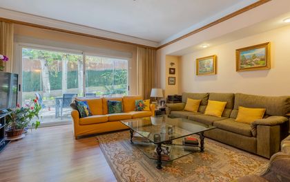 Casa dividida en 3 viviendas con jardín, piscina, y parking en Parque Conde de Orgaz, Madrid