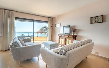 Piso de 4 habitaciones, 2 plazas de parking y terraza con vistas al mar en Tossa de Mar, Girona
