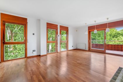Piso de 3 habitaciones y 2 baños con terraza, aparcamiento y trastero en la Devesa, Girona