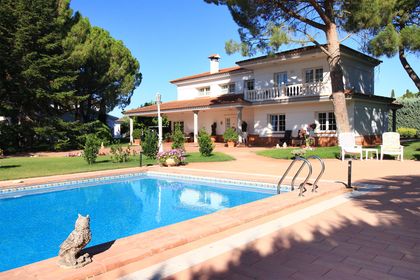 Casa en Carretera de las Peñas de 4 habitaciones con gran parcela y piscina