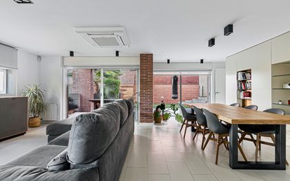 Casa en alquiler en Castelldefels con 5 habitaciones, jardín y piscina, Barcelona