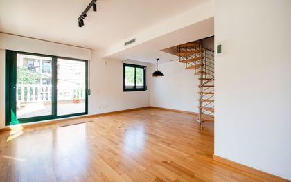 Dúplex en alquiler en la Font d'en Fargues con 3 habitaciones, terraza, parking y trastero, Barcelona