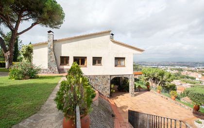 Casa en venta en Sant Fost de Campsentelles con 5 habitaciones, jardín y vistas, Barcelona