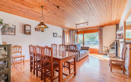 Casa en venta en Urús con 3 habitaciones, terraza y jardín comunitario, Girona