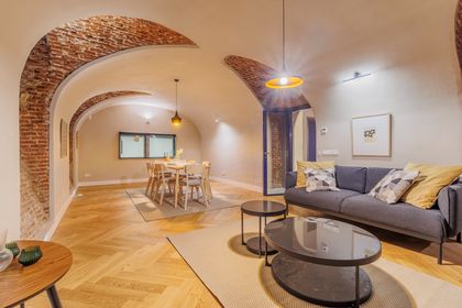 Piso en venta en Cortes con 3 salas y 1 habitación, reformado de diseño, Madrid