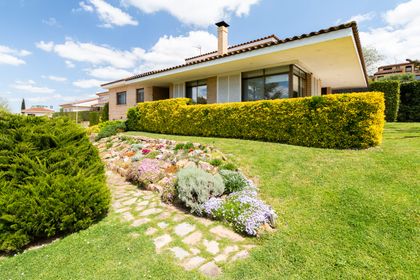 Casa en venta en Celrà con 4 habitaciones, jardín y piscina, Girona