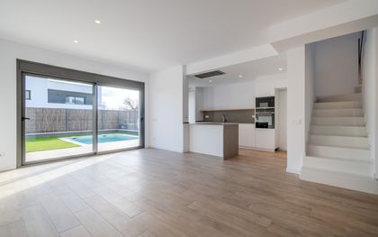Casa en alquiler en Sant Gregori con 4 habitaciones, jardín y piscina, Girona
