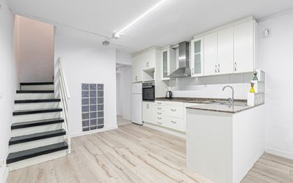 Local en venta en el Raval con 2 habitaciones y 2 plantas, reformado a estrenar, Barcelona