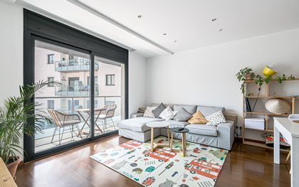 Piso en venta en Les Corts con 2 habitaciones, patio y balcón, Barcelona