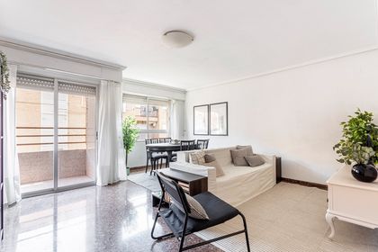 Piso en venta en Aldaia con 4 habitaciones y balcón, Valencia