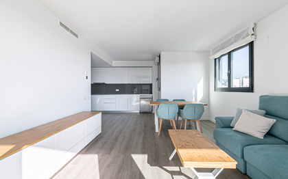Piso en venta en L'Hospitalet de Llobregat con 4 habitaciones y piscina comunitaria