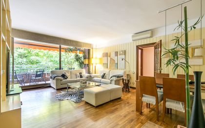 Piso en alquiler en Les Corts con 4 habitaciones, terraza, 2 plazas de parquing y piscina comunitaria, Barcelona