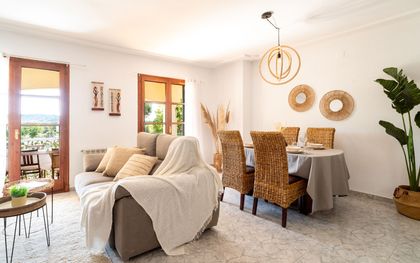 Casa en venta en Torredembarra con 4 habitaciones, solárium, jardín y piscina comunitaria, Tarragona