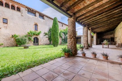 Masía en venta en Foixà, con 10 habitaciones y gran terreno edificable, Girona