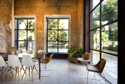 Local en venta en Sant Pere, Santa Caterina i la Ribera con altillo y patio, Barcelona