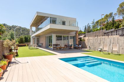 Casa en venta en Matadepera con 5 habitaciones, piscina y garaje, Barcelona