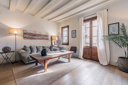 Piso en venta en el Gòtic con 1 dormitorio y balcón, listo para entrar a vivir, Barcelona