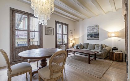 Piso en venta en el Gòtic con 1 dormitorio y balcón, para entrar a vivir, Barcelona