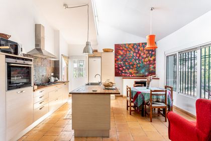 Casa en venta en La Eliana con 3 habitaciones, jardín y piscina, Valencia