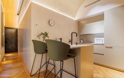 Piso en venta en Cortes con 1 habitación y patio privativo, totalmente reformado, Madrid
