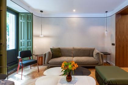 Piso en venta en Jerónimos con 3 habitaciones y patio, reformado de lujo, Madrid