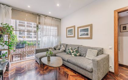Piso en Les Corts con 3 habitaciones y balcón, Barcelona