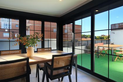Ático en venta junto a la Avda. de España con 3 habitaciones, terraza y 2 plazas de parking