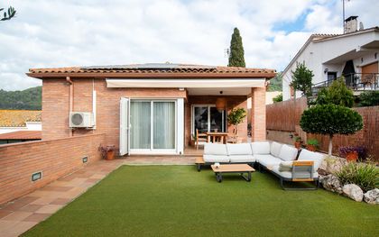 Casa en venta en Martorelles con 3 habitaciones, garaje y jardín, Barcelona