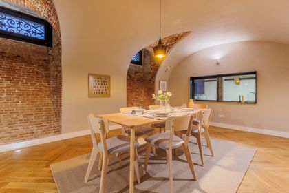 Piso y sótano en venta en Cortes, reformados, con 2 habitaciones y patio privativo, Madrid