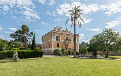 Casa en venta en Gelida con 10 habitaciones, jardín y piscina, Barcelona