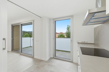 Piso de alquiler en Celrà con 3 habitaciones, terraza, parking y trastero, por estrenar, Girona