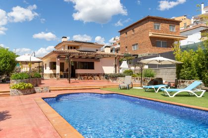 Casa en venta en Sant Miquel de Gonteres con 3 habitaciones, jardín y piscina, Barcelona