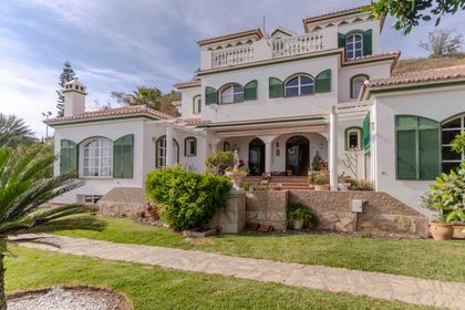 Villa en venta en Torrox con 8 habitaciones, vistas al mar, piscina, pista de tenis y zona wellness, Málaga