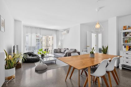 Piso en venta en el Eixample con 3 habitaciones, terraza y parking, Girona