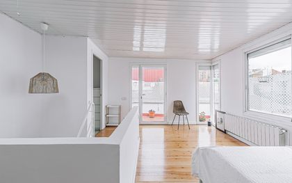 Ático con terraza privada de 17 m², última planta, orientación sur-oeste y cédula junto a Plaça Molina