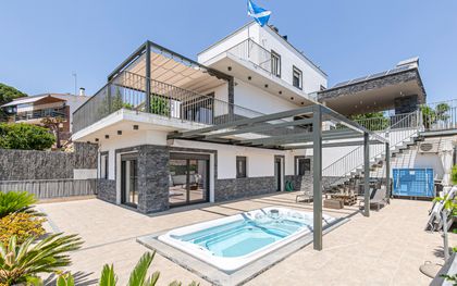 Casa en venta en Caldes d'Estrac con 5 habitaciones, jardín y vistas al mar, Barcelona