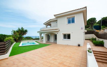 Casa en venta en Sant Pol de Mar con 5 habitaciones, piscina y vistas al mar, Barcelona