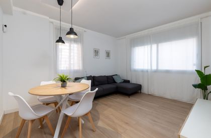 Piso en venta en Terrassa con 2 habitaciones, reformado a estrenar, Barcelona