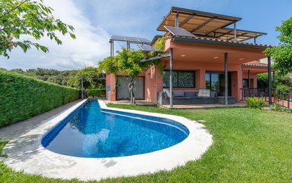 Casa en venta en Aiguaviva con 4 habitaciones, jardín y piscina, Girona